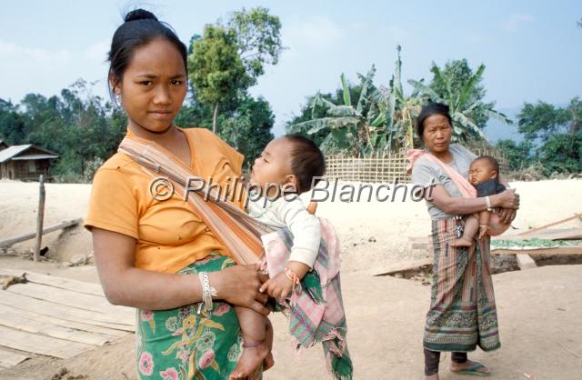 laos 20.JPG - Femmes Khamou et leurs bébés, Bokeo province, Nord Laos